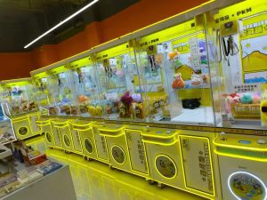 Baokemeng PKM Series Claw Crane Machine - in operation